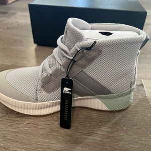 NIB Women’s Sorel ‘out n about’ waterproof sneaker